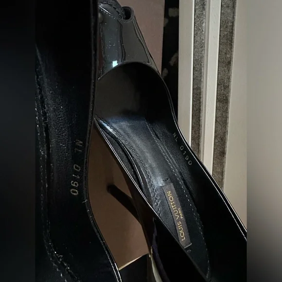 Gorgeous Louis Vuitton Oh Really Black Patent Leather Open-Toe